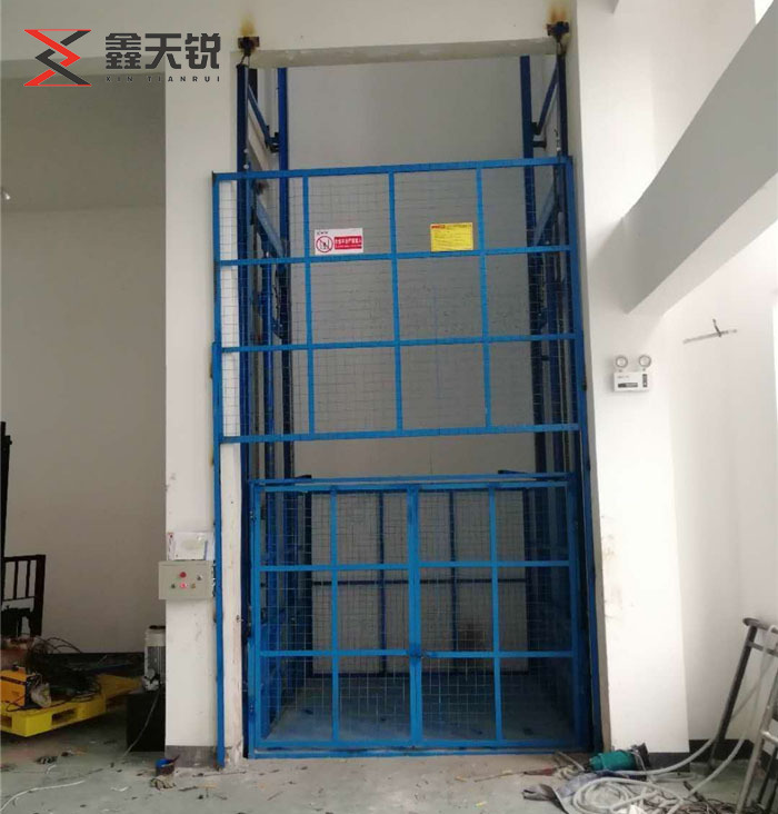 东方导轨式升降货梯